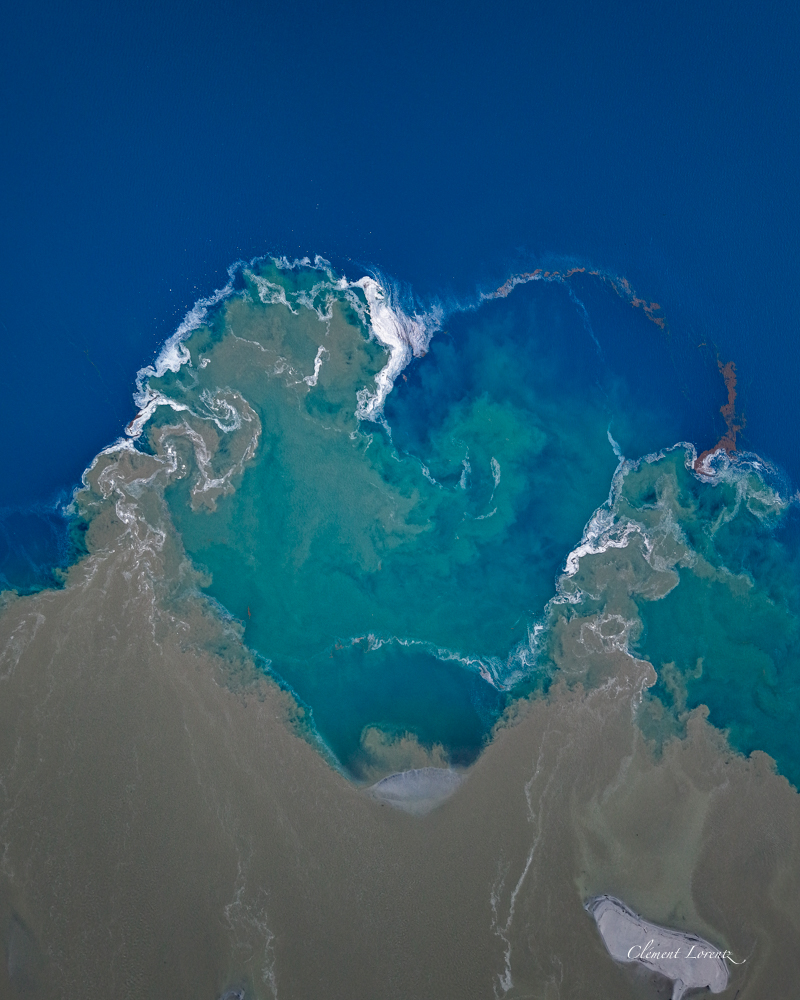 Coeur Confluence Patagonie Aerial view of a muddy river after the rain flowing into General Carrera Lake, forming a striking heart shape at the confluence in Patagonia, Chile