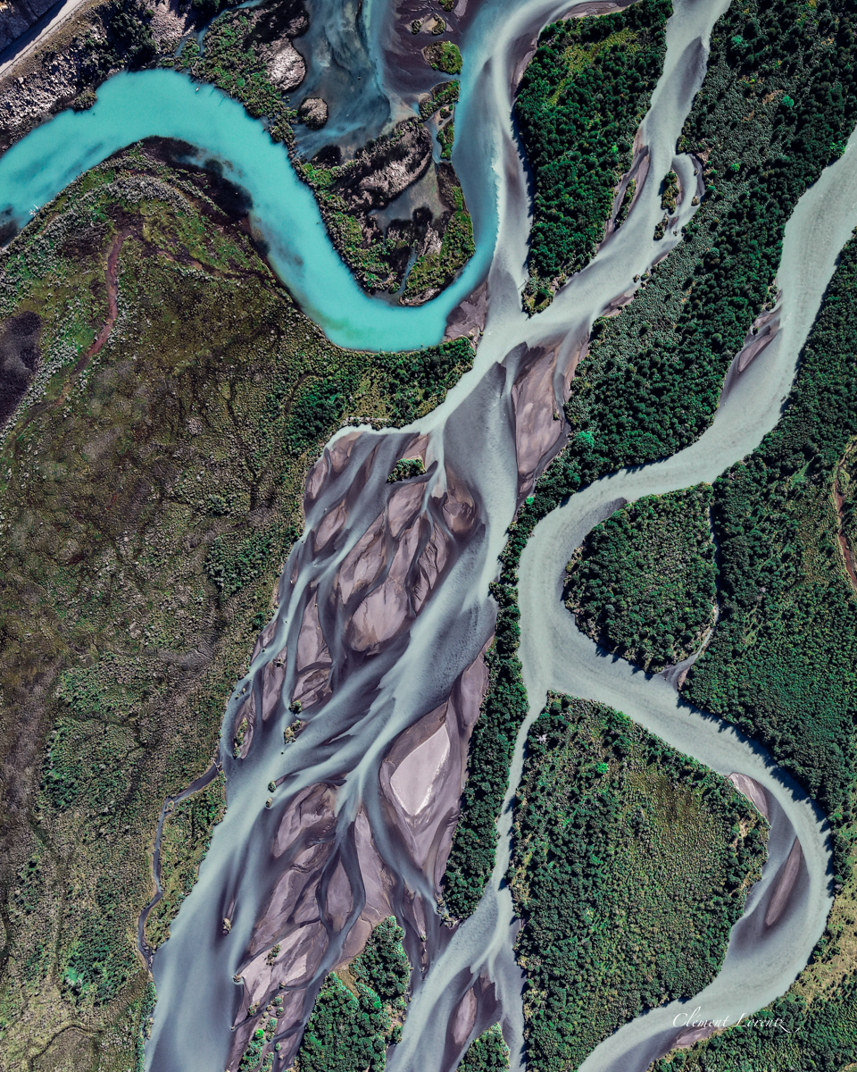 Riviere tressée Patagonie Aerial view of a braided river along the Carretera Austral in Patagonia, Chile, featuring multiple intertwining channels surrounded by lush landscapes.