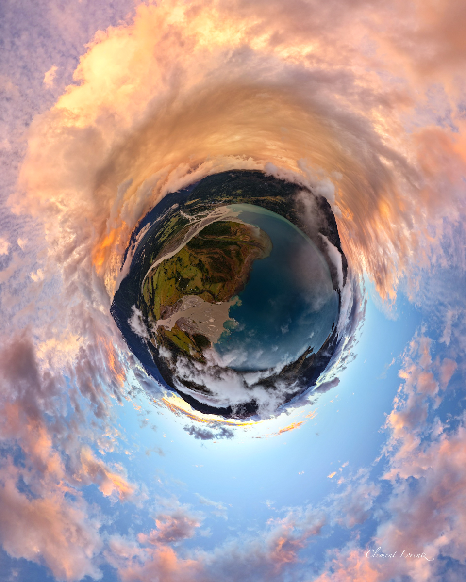 Sphere Clemdrone Patagonie Drone sphere view at sunset over a Patagonian lake along the Carretera Austral, Chile, with fiery clouds reflecting golden hues on the water.