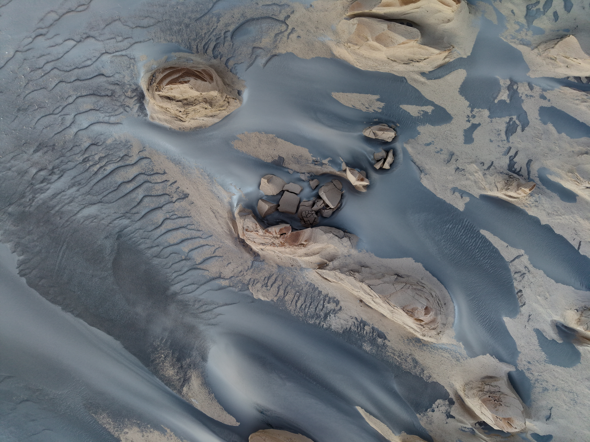 Paysage minéral vu du ciel au lever du jour