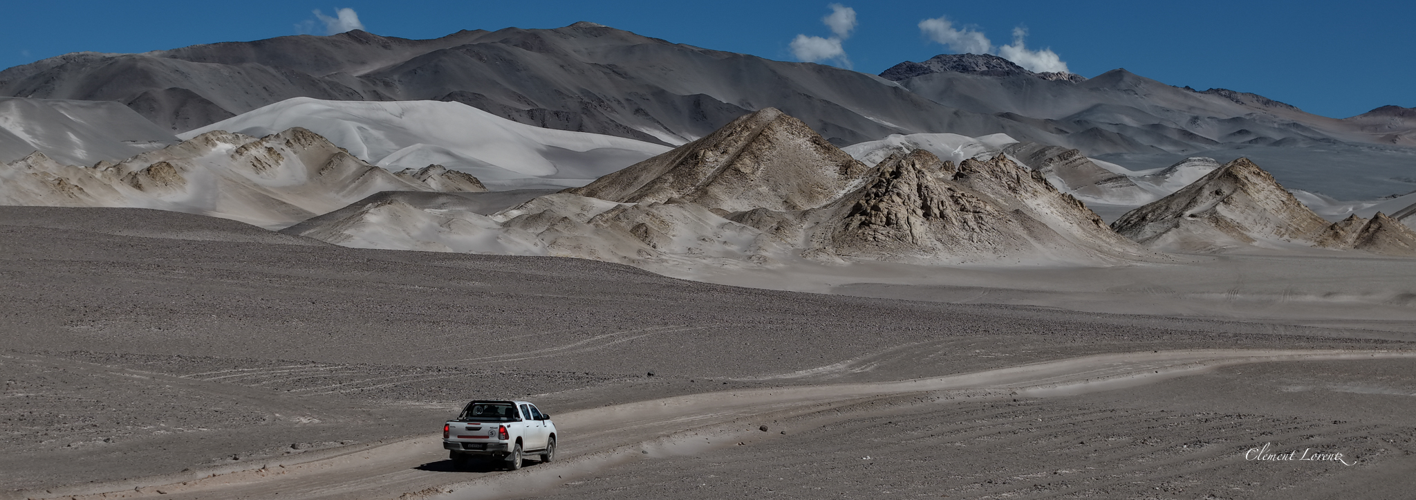 A 4x4 crossing the vast volcanic landscapes on the way to Campo de Piedra Pómez.