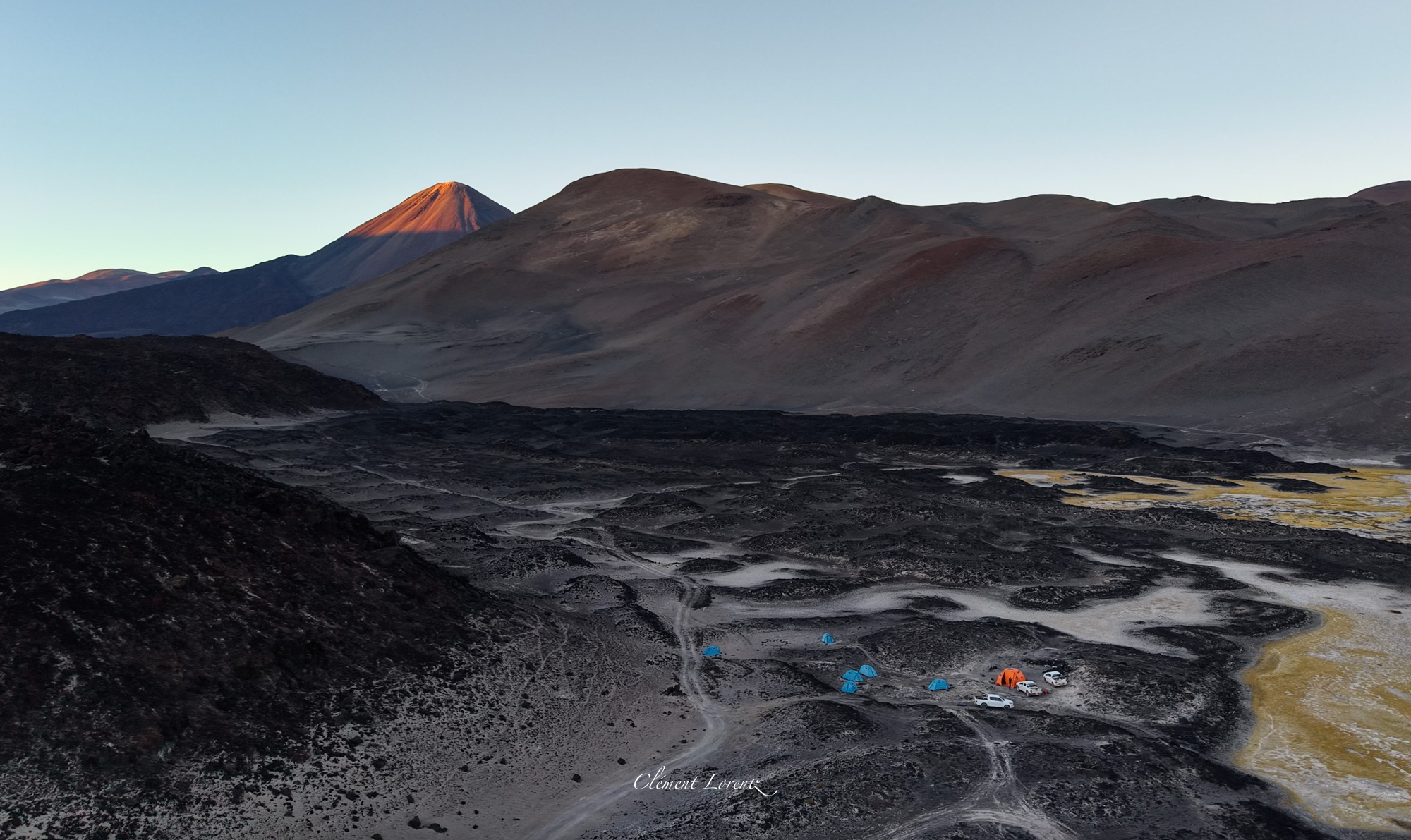 Campement dans les paysages de haute altitude en Argentine